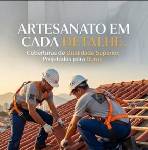 Equipe da GG Construtora executando telhado colonial